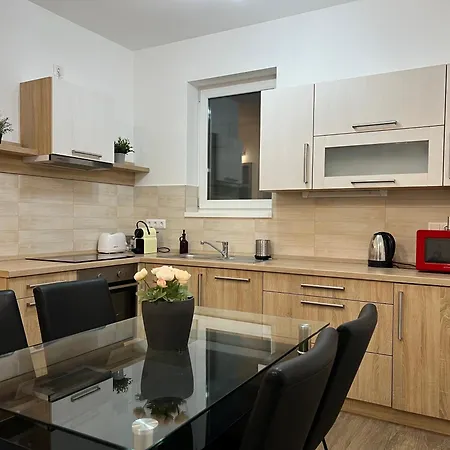 Apartman Nmg - Megyeri Tér 1a Pécs